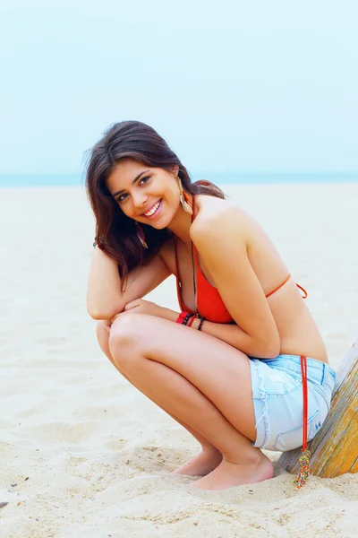 Mutlu bir güzel genç kadın sahilde — Stok fotoğraf