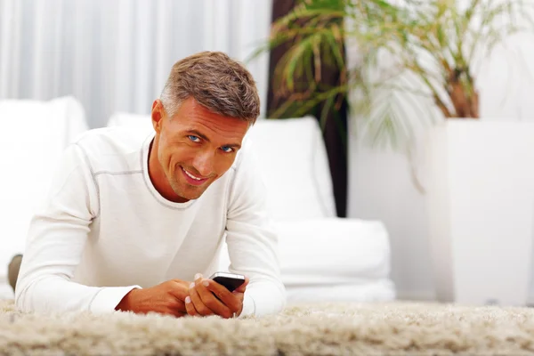 Bel homme mature en utilisant smartphone — Photo