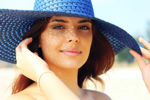 Portrait of a young beautiful woman in elegant hat — Stock Photo, Image