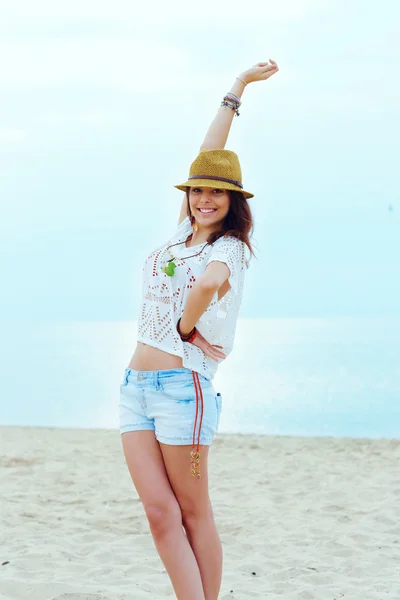 Junge Frau im stylischen Outfit amüsiert sich am Strand — Stockfoto