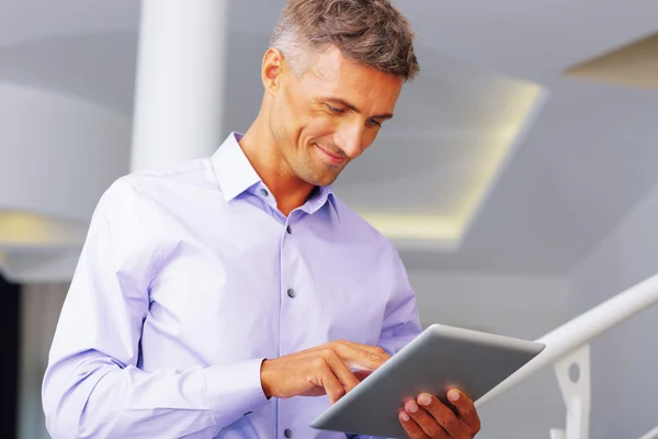 Happy mature businessman using electronic tablet — Stock Photo, Image