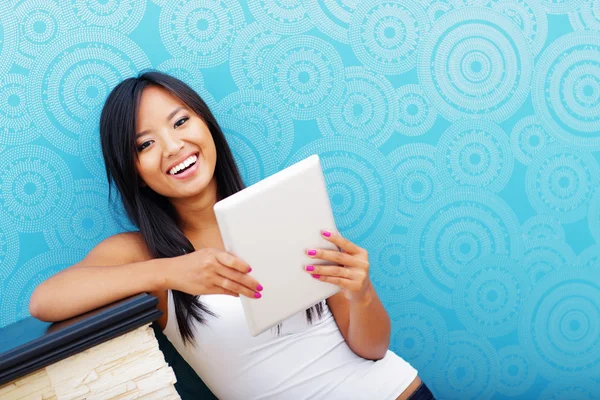 Boldog fiatal ázsiai nő használ tabletta otthon — Stock Fotó