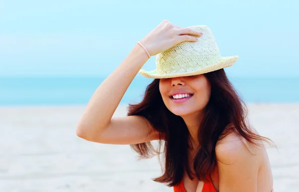 Femme à la mode en chapeau s'amuser sur la plage — Photo