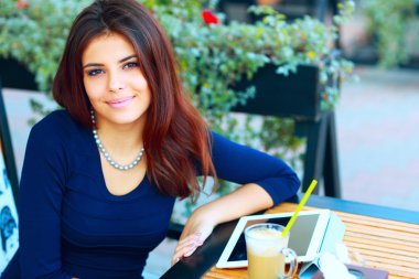 tablet bilgisayar ile zarif güzel kadın