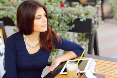 kadın kahve içme tablet bilgisayar ile