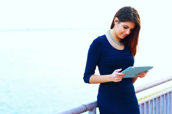 Businesswoman using electronic tablet — Stock Photo, Image