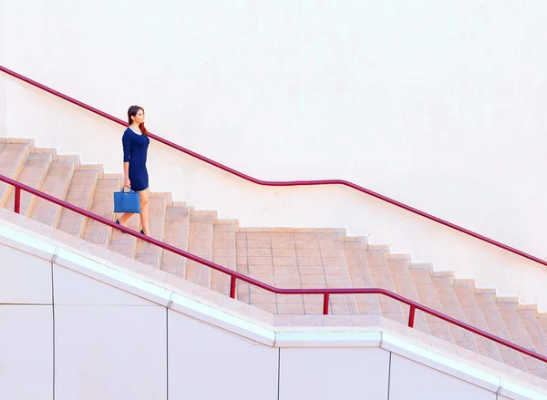 Businesswoman walking down stairs — Stock Photo, Image