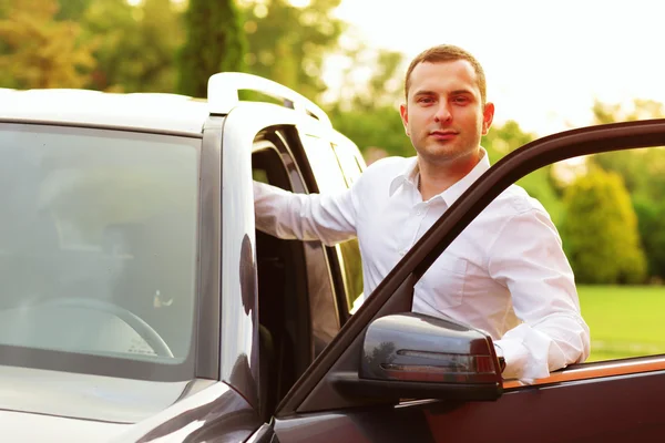 Junger Kaukasier mit seinem Auto — Stockfoto