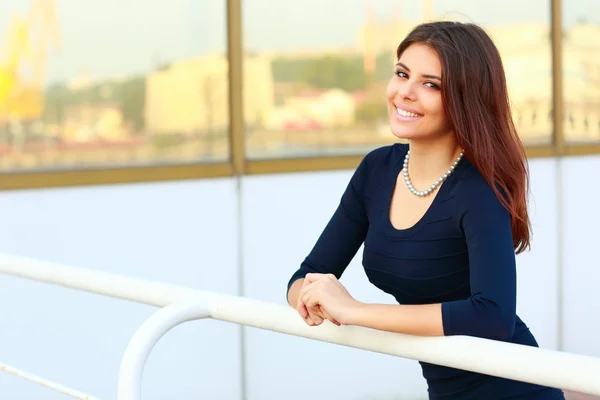 Joven mujer feliz —  Fotos de Stock