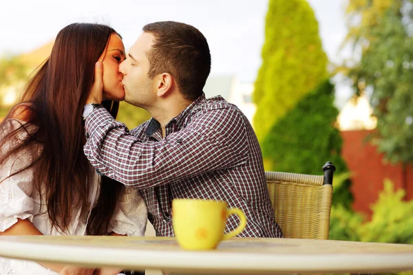 Romantic couple kissing — Stock Photo, Image