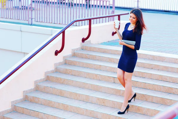 Businesswoman going down the stairs — Stock Photo, Image