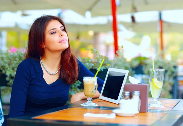 kadın kahve içme tablet bilgisayar ile