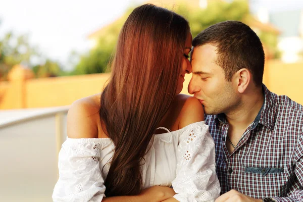 Adorável jovem casal romântico — Fotografia de Stock