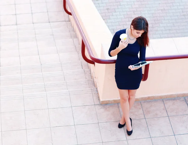 Businesswoman with coffee and computer tablet — Stock Photo, Image