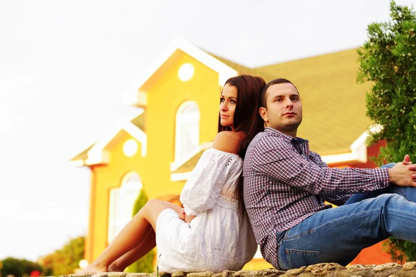 Joyeux couple assis dans le jardin — Photo