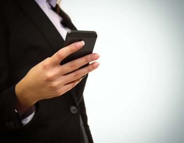 İş kadını akıllı telefonunu kullanıyor.