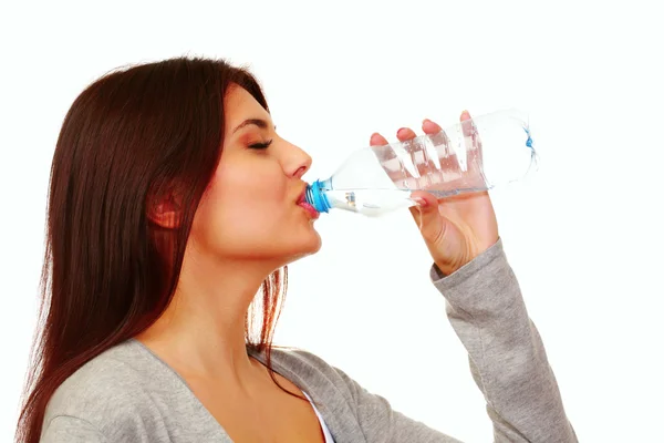 Vrouw die water drinkt — Stockfoto