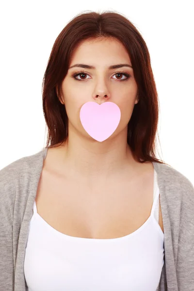 Kvinna med hjärtat klistermärke på läppar — Stockfoto