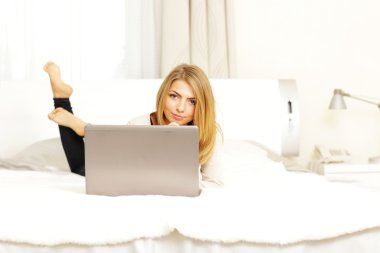 laptop ile yatakta yatarken kadın