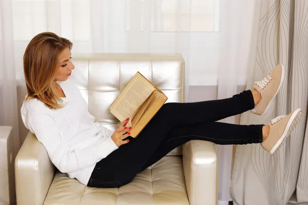 Libro de lectura mujer —  Fotos de Stock