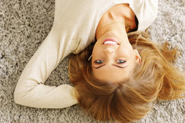Frau liegt auf Teppich — Stockfoto