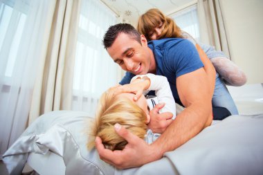 Çocuklar eğleniyor baba