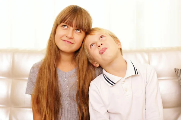 Bror och syster har roligt — Stockfoto