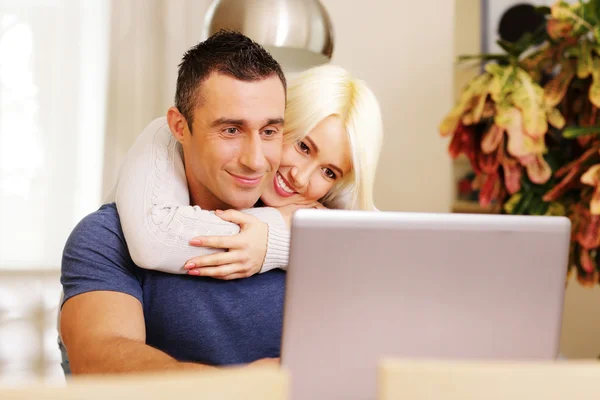 Casal com laptop — Fotografia de Stock