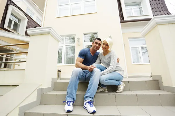 Pareja sentada en las escaleras — Foto de Stock