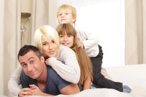 Familjen liggande på varandra — Stockfoto