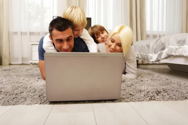 Familia feliz acostada en casa — Foto de Stock