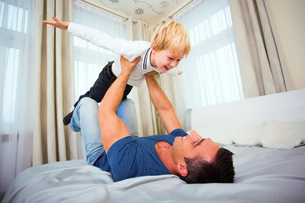 Pai e filho brincando — Fotografia de Stock