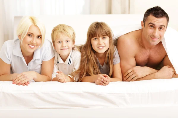 Retrato de familia divirtiéndose — Foto de Stock