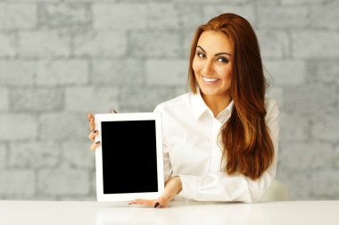 tablet bilgisayar ekranı gösteren iş kadını