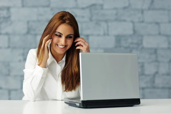 Donna d'affari guardando l'esposizione del computer portatile — Foto Stock