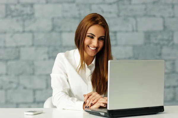 Zakenvrouw Werken op Laptop — Stockfoto