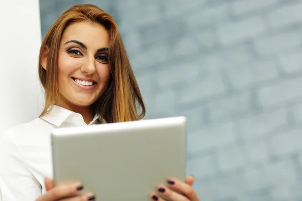 Businesswoman with tablet computer — Stock Photo, Image