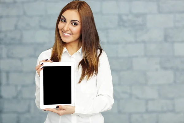 Businesswoman showing tablet computer display — Stock Photo, Image
