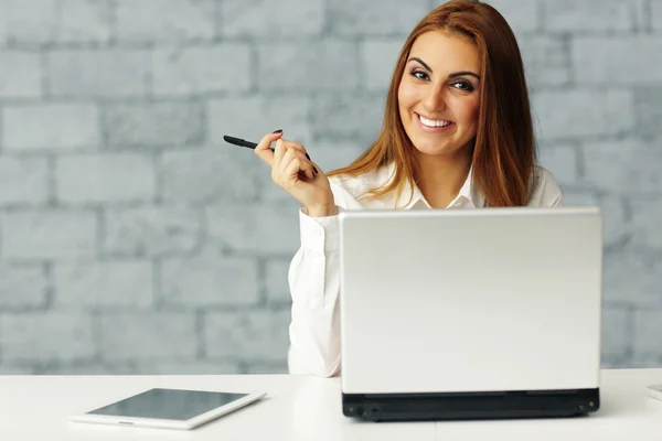 Imprenditrice sul posto di lavoro — Foto Stock