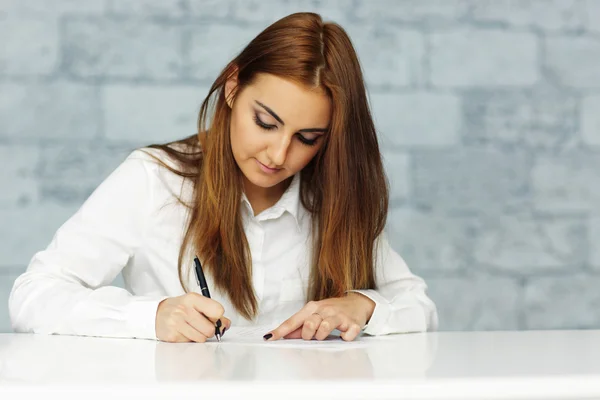 Zakenvrouw ondertekening document — Stockfoto