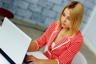 sarışın kadın laptop arıyorum