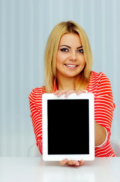 Kobieta wyświetlone komputera typu tablet — Zdjęcie stockowe