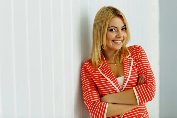 Woman standing in office — Stock Photo, Image