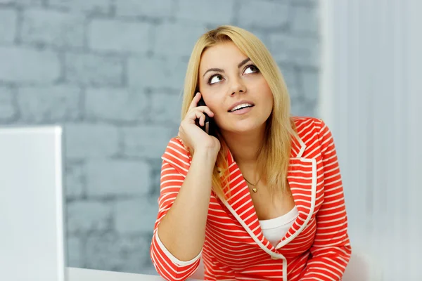 Mujer de negocios hablando por teléfono — Foto de Stock