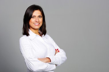 kadın kolları katlanmış