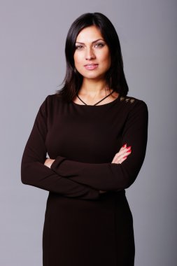 kadın kolları katlanmış
