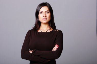 kadın kolları katlanmış