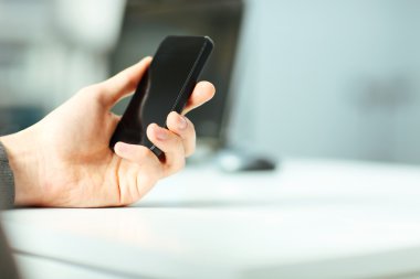 El ele tutuşan akıllı telefon.