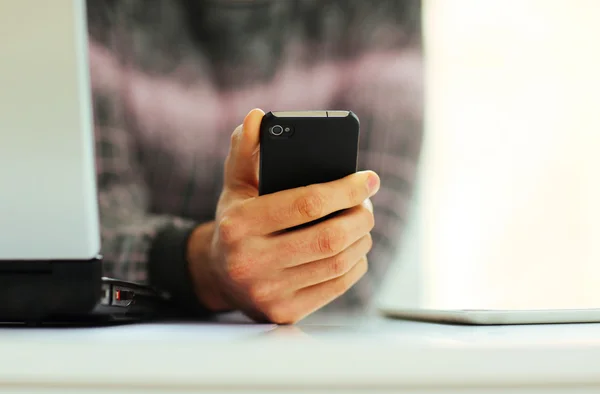 Hand holding smartphone — Stock Photo, Image