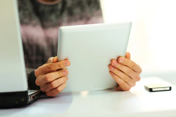 Mann liest auf Tablet-Computer — Stockfoto